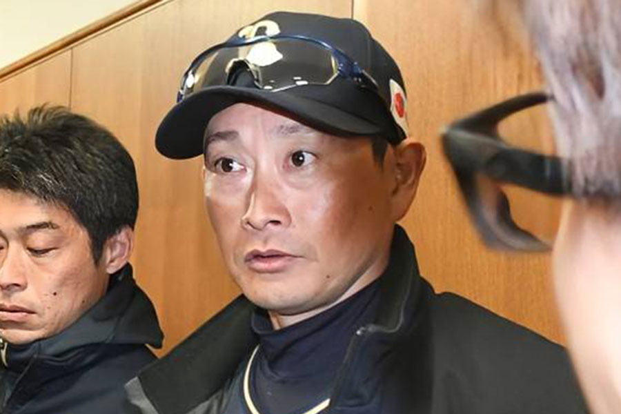 取材に対応したオリックス・岸田護監督【写真：北野正樹】