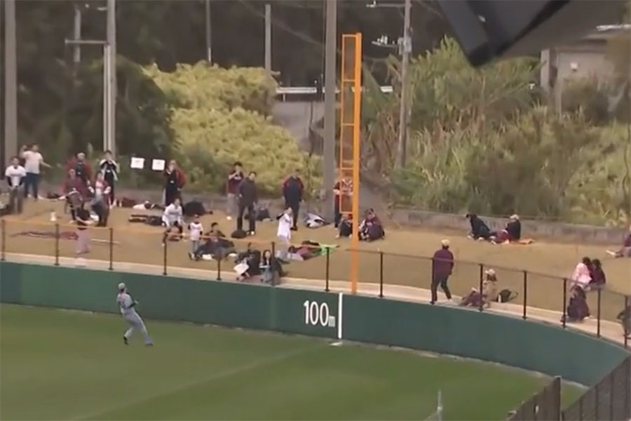 ホームランボールをゲットしたファンの行動が話題【画像：パーソル パ・リーグTV】