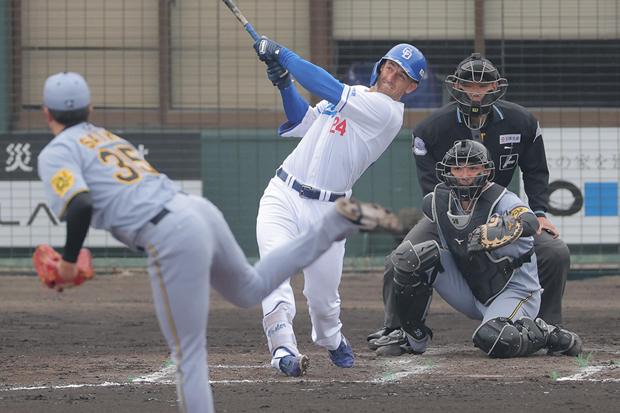 阪神戦で本塁打を放った中日のジェイソン・ボスラー【写真提供：産経新聞社】