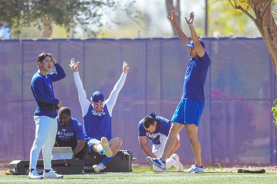 エンリケ・へルナンデスの真似をする大谷翔平（右）【写真：荒川祐史】