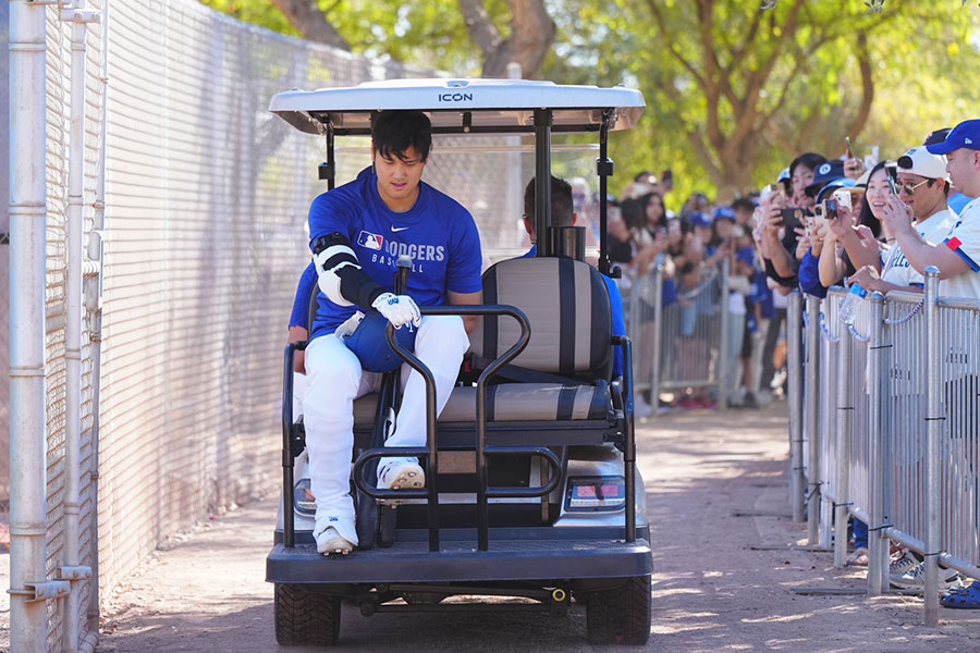 カートで移動するドジャース・大谷翔平【写真：荒川祐史】