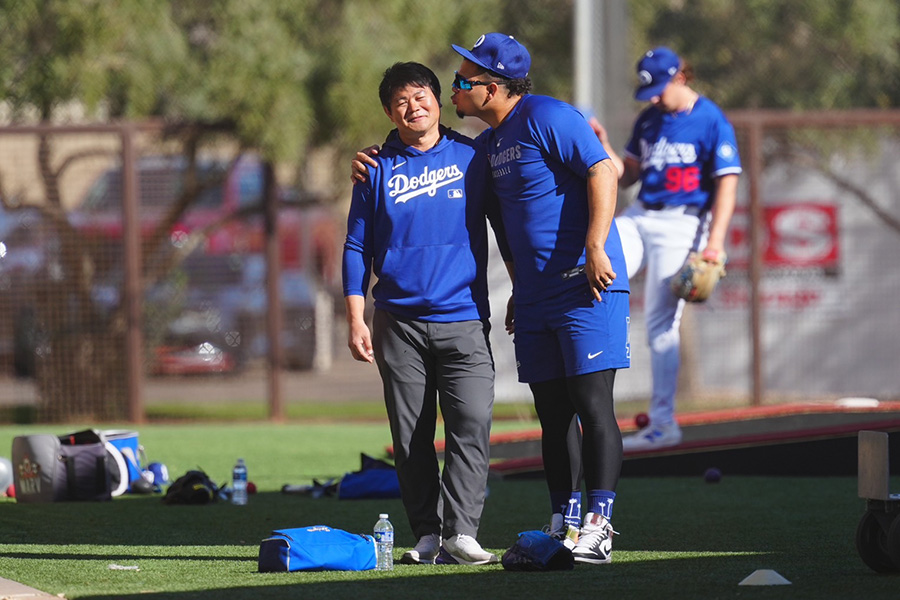 ドジャースのブルスダー・グラテロル（右）にキスされそうになる園田芳大通訳【写真：荒川祐史】