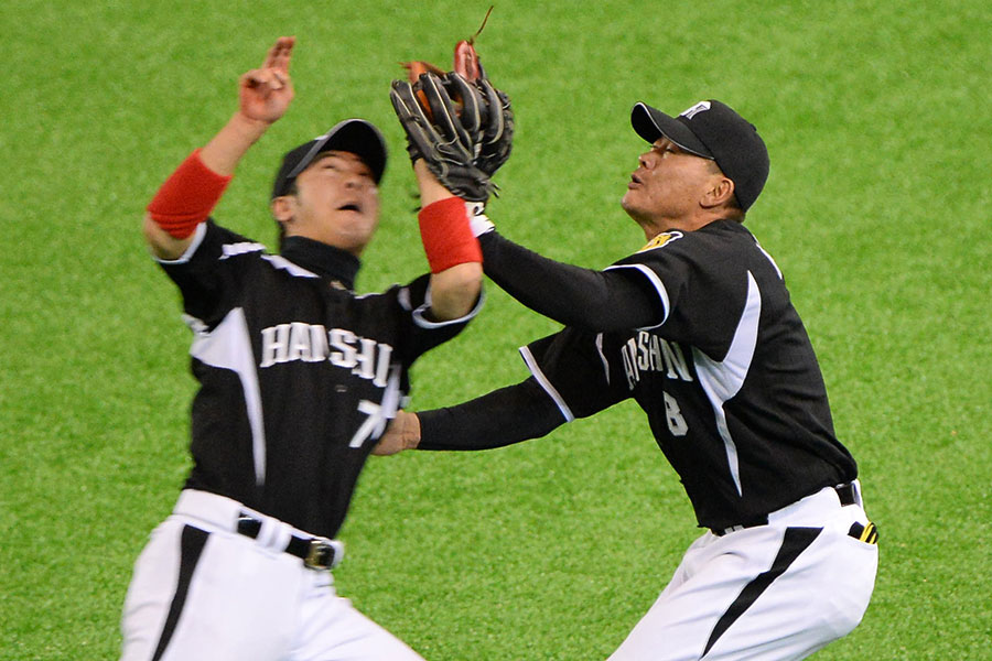 試合中に交錯する阪神時代の西岡剛氏（左）と福留孝介氏【写真提供：産経新聞社】