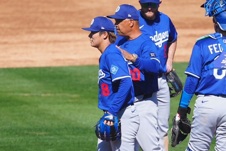 ブルワーズとのオープン戦に先発し、3回途中に降板するドジャース・山本由伸【写真：荒川祐史】