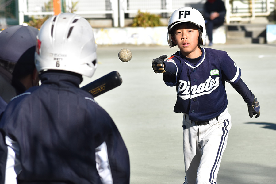 不動パイレーツのバント指導の様子【写真：高橋幸司】