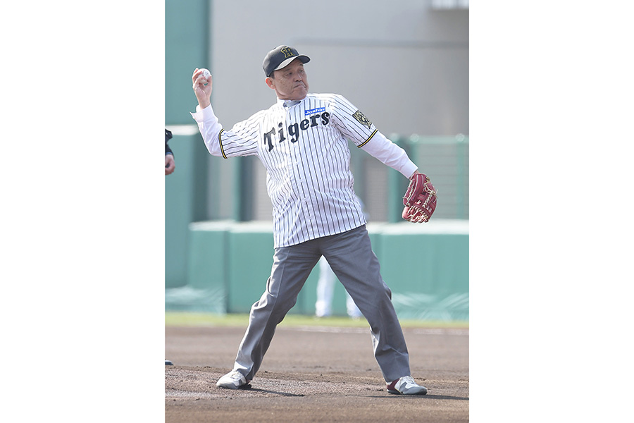 始球式を務めた岡田彰布氏【写真提供：産経新聞社】