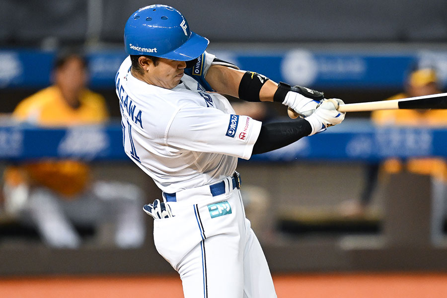 中信兄弟との親善試合で適時打を放つ日本ハム・今川優馬【写真：Getty Images】