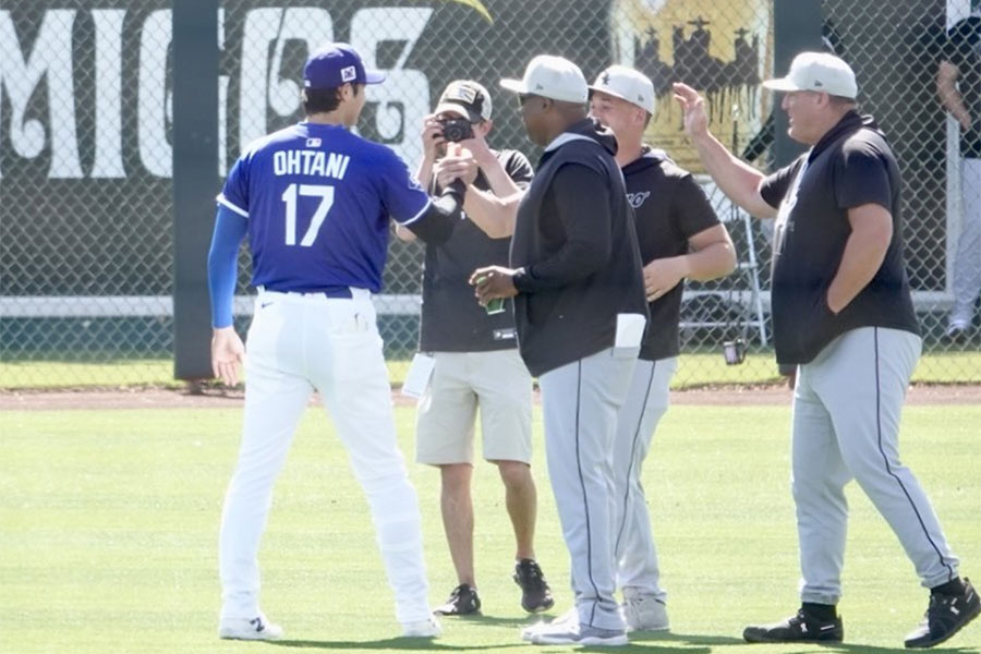 大谷翔平がエンゼルス時代の同僚マット・サイスと再会【写真：小谷真弥】