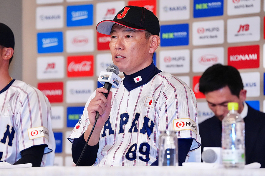 会見に臨んだ日本代表・井端弘和監督【写真：小林靖】