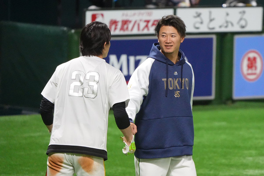 試合前にソフトバンク・周東佑京と挨拶するヤクルト・西川遥輝【写真：冨田成美】