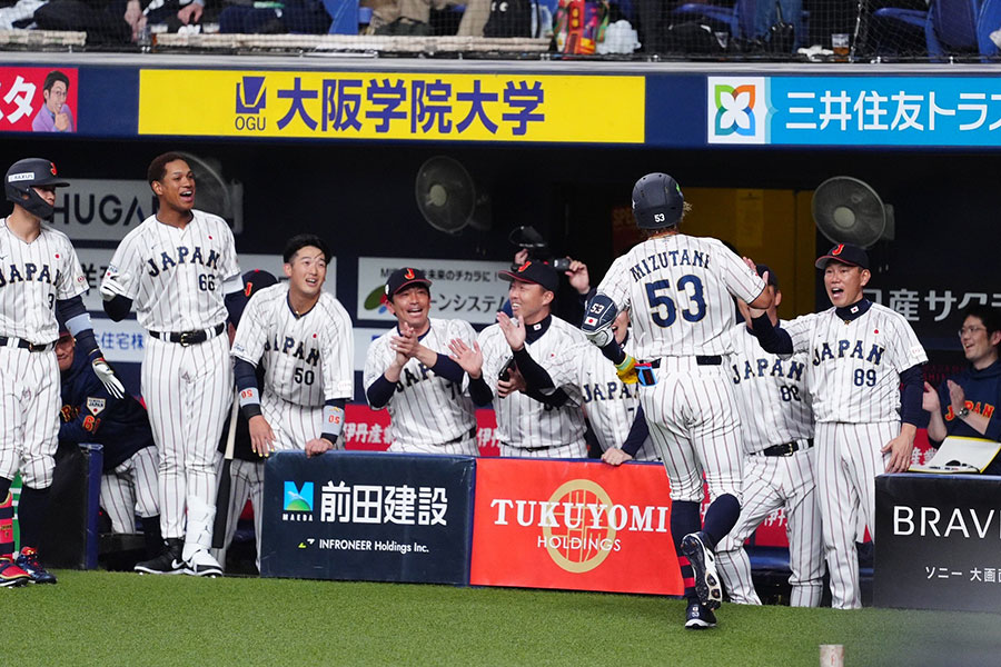 オランダ戦で本塁打を放った水谷瞬を迎える侍ジャパンナイン【写真：小林靖】