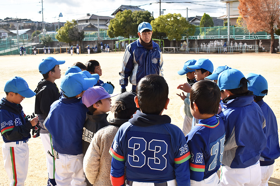 ジュニアチームを指導する西口正人さん（中央）【写真：高橋幸司】