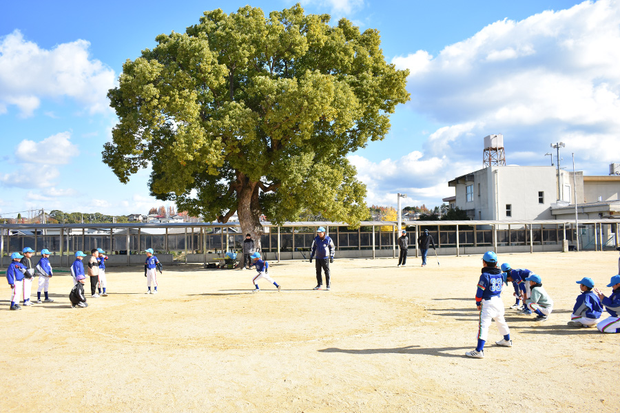 週末土日に地元の小学校の校庭を使い練習を行う【写真：高橋幸司】