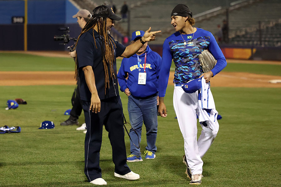 ブラジル代表が勝利し息子のルーカスとともに喜ぶマニー・ラミレス氏【写真：Getty Images】