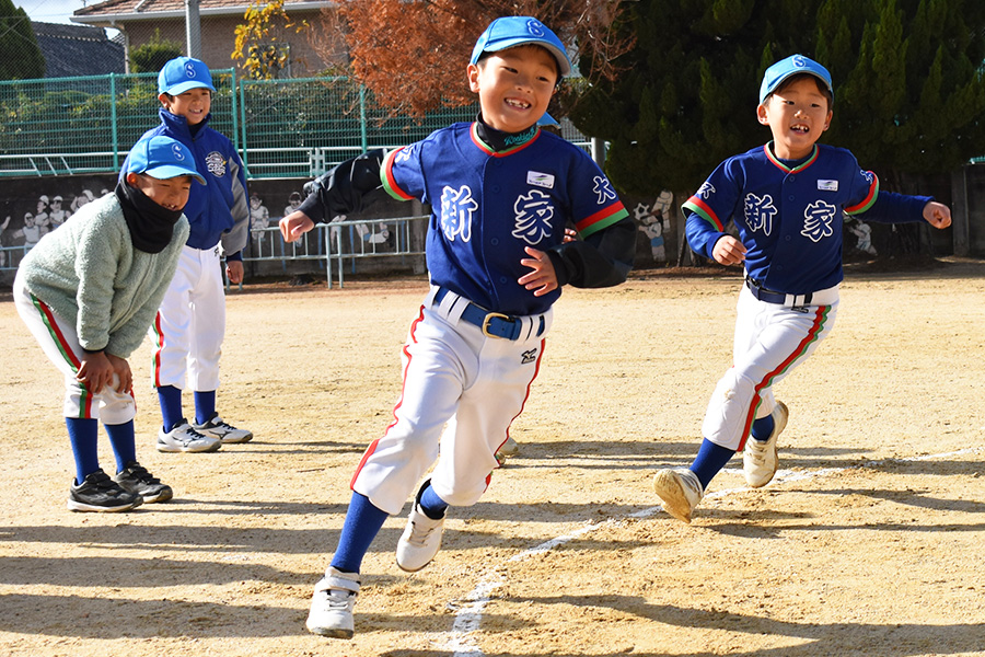 新家スターズのジュニアチームの走塁練習【写真：高橋幸司】