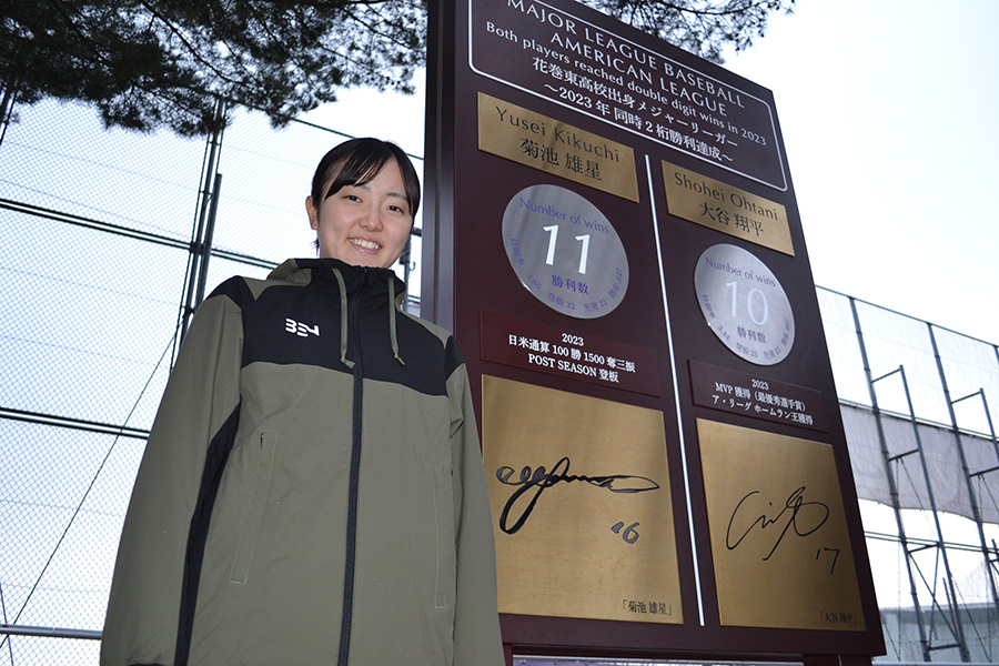 花巻東高OB・大谷翔平と菊池雄星の記念プレートの前で笑顔を見せる佐々木秋羽【写真：佐々木亨】