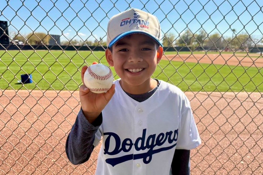 大谷翔平から投げられたボールをキャッチしたファビアンくん【写真：小谷真弥】