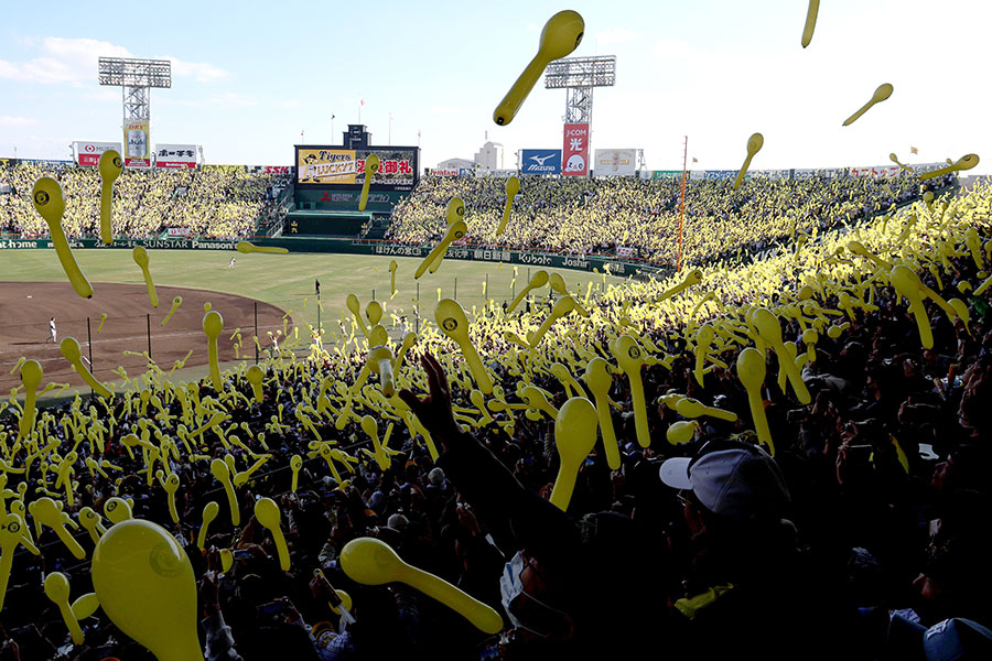 ジェット風船が6年ぶりに甲子園を埋め尽くした【写真提供：産経新聞社】