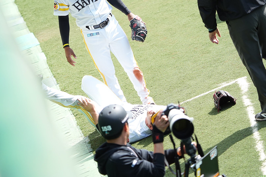 ソフトバンク・栗原陵矢が巨人戦でフェンスに激突した【写真：冨田成美】