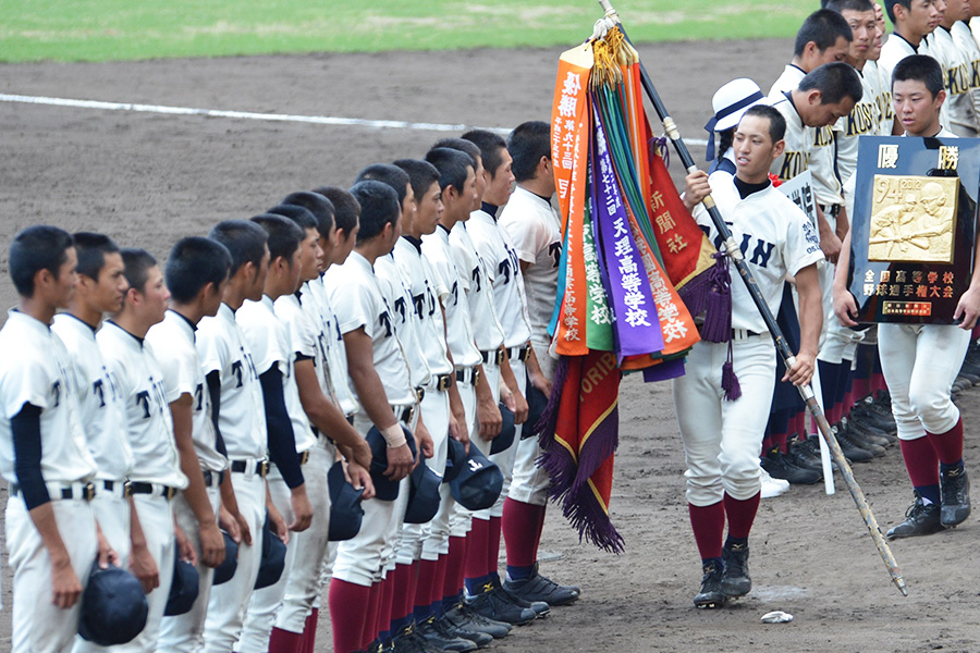 2012年に主将として春夏連覇を達成した水本氏【写真：産経新聞社】