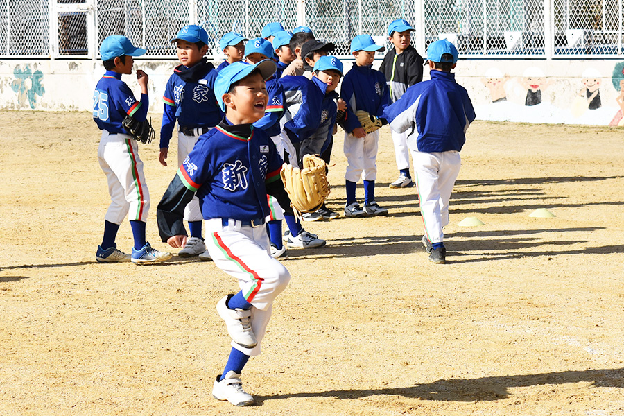 捕球前にもも上げを交えて楽しく必要動作を覚える【写真：高橋幸司】