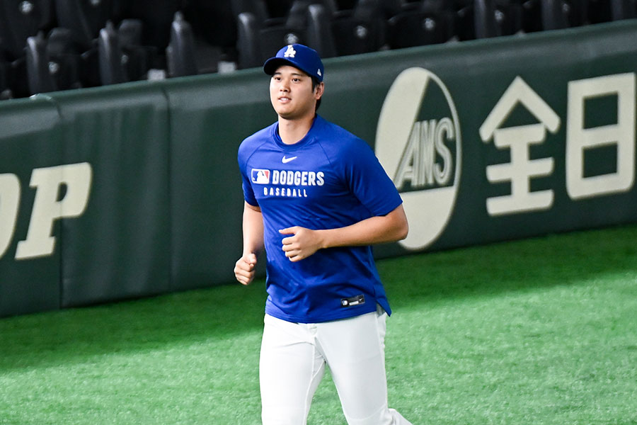 グラウンドに登場したドジャース・大谷翔平【写真：矢口亨】