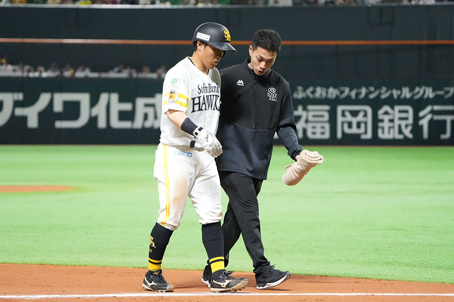 走塁時に足を痛めベンチに下がるソフトバンク・海野隆司【写真：冨田成美】