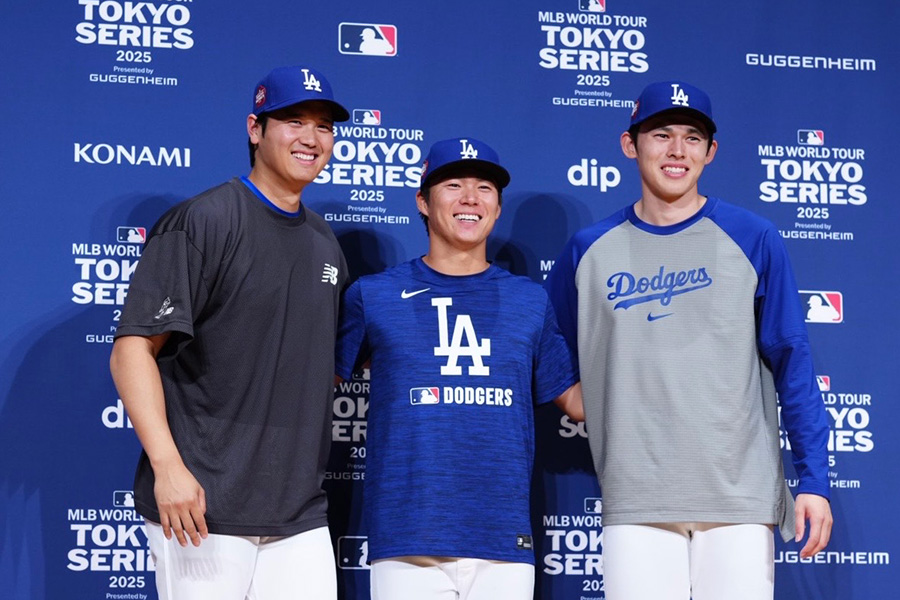 会見に臨んだドジャース・大谷翔平、山本由伸、佐々木朗希（左から）【写真：矢口亨】