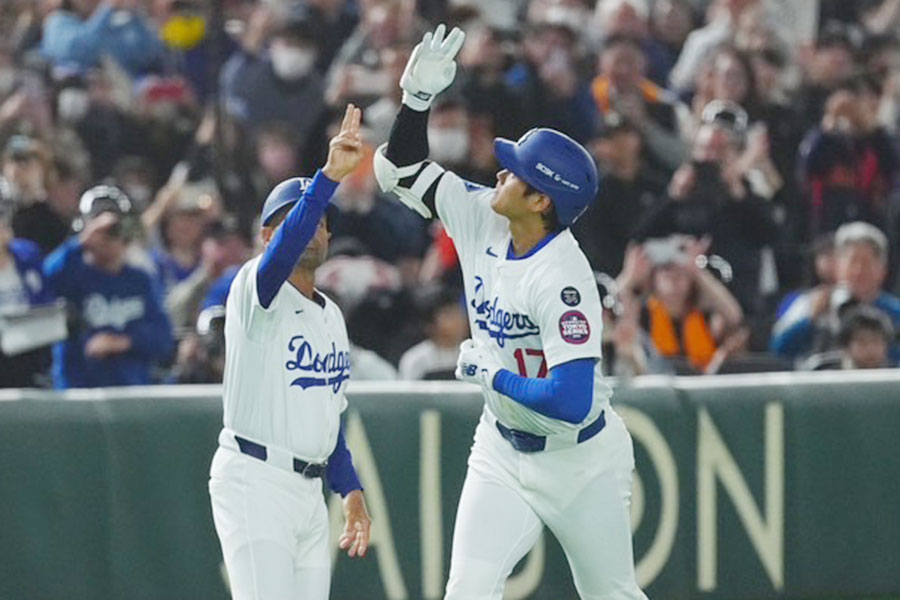 巨人戦で本塁打を放ったドジャース・大谷翔平（右）【写真：THE ANSWER／中戸川知世】