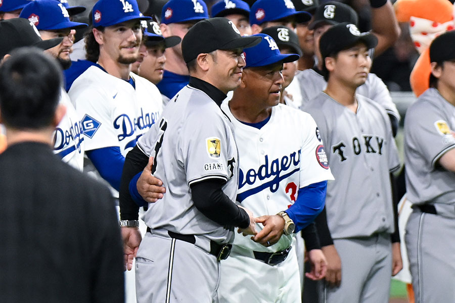 巨人・阿部慎之助監督（左）とドジャースのデーブ・ロバーツ監督【写真：THE ANSWER／中戸川知世】