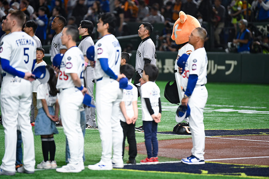 試合前のドジャースナインと巨人ナイン【写真：THE ANSWER／中戸川知世】