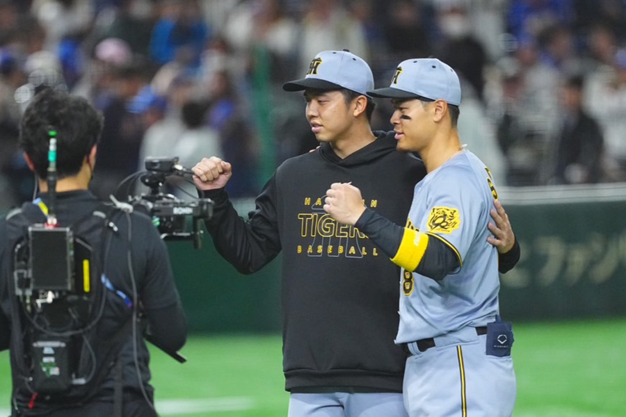 ヒーローインタビューを受けた阪神タイガース・才木浩人（左）と佐藤輝明【写真：荒川祐史】