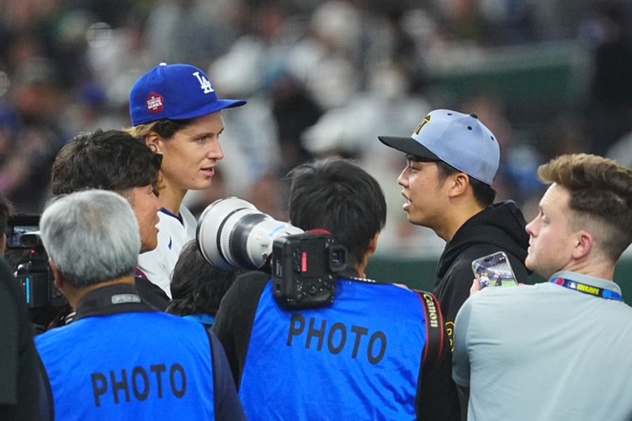 試合後に会話するドジャースのタイラー・グラスノーと阪神・才木浩人【写真：荒川祐史】