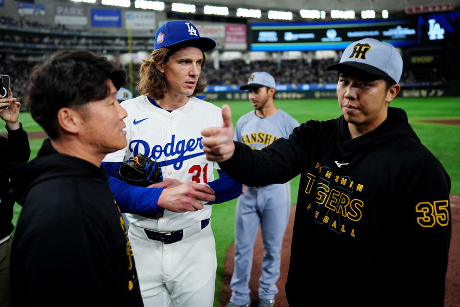 試合後、通訳を交えて話すドジャースのタイラー・グラスノー（左から2人目）と阪神・才木浩人【写真：Getty Images】