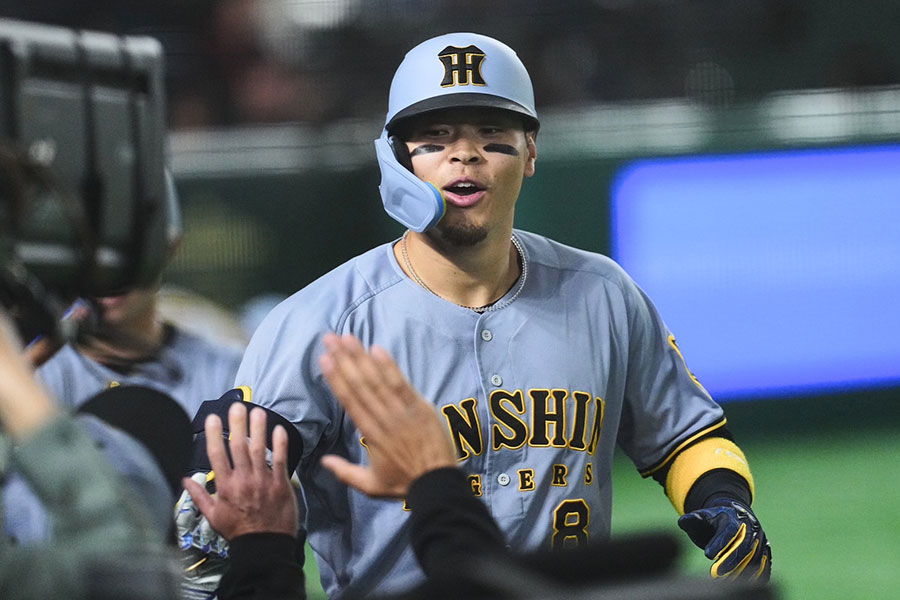 ドジャース戦で本塁打を放った阪神・佐藤輝明【写真：荒川祐史】