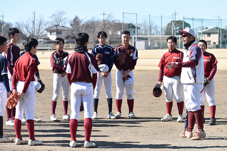 選手たちを指導する古田部祐也監督（右）【写真：高橋幸司】