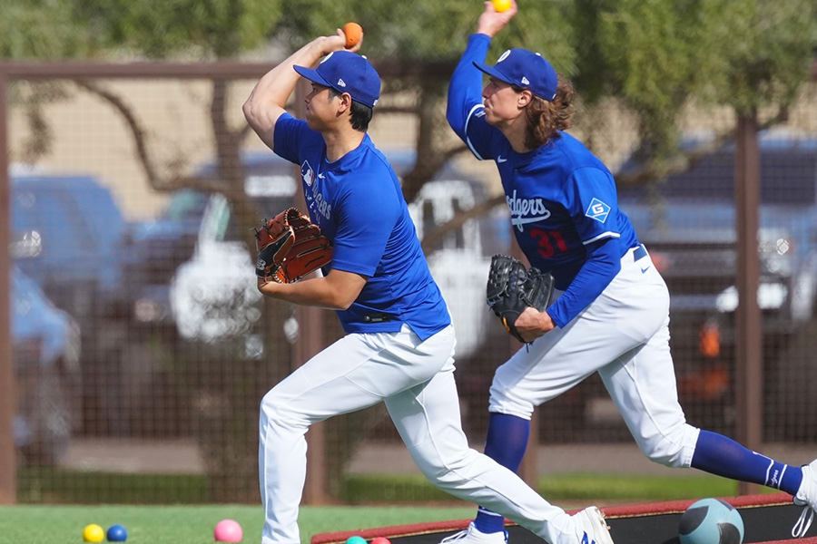 トレーニングを行うドジャース・大谷翔平（奥はグラスノー）【写真：荒川祐史】