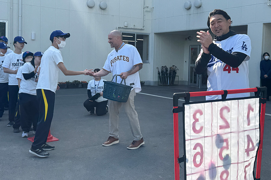 野球教室に参加した斎藤隆氏（右）【写真：佐藤直子】