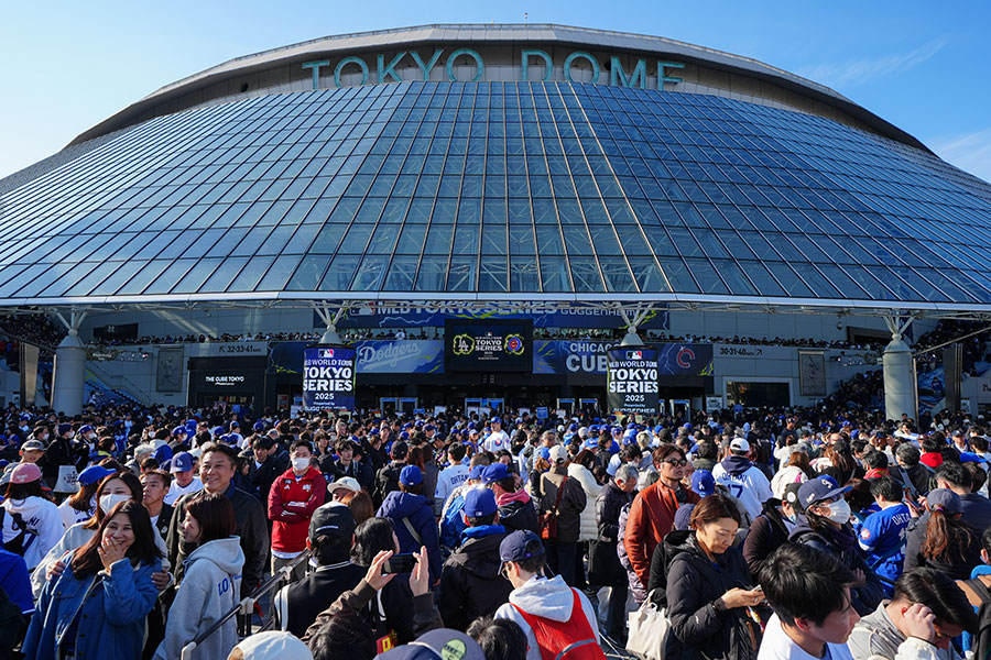 人でごった返す日本開幕戦前の東京ドーム【写真：Getty Images】