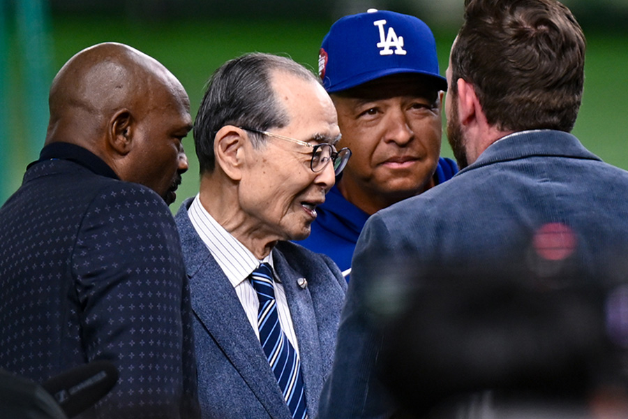 ドジャースのデーブ・ロバーツ監督（右）とソフトバンク・王貞治球団会長【写真：THE ANSWER／中戸川知世】