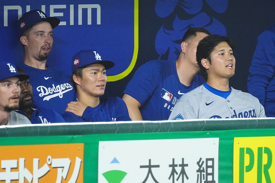 試合を見守るドジャース・大谷翔平（右）と山本由伸【写真：荒川祐史】