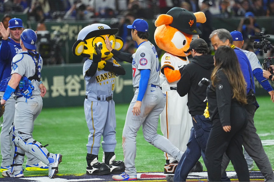 カブス戦後に大谷翔平とハイタッチするジャビット（右）とトラッキー【写真：荒川祐史】