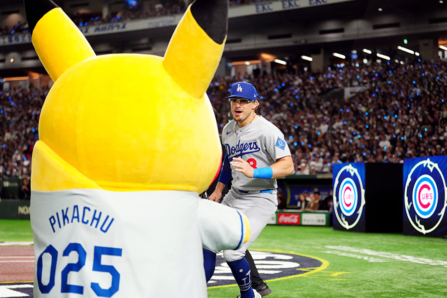 ピカチュウ（左）と触れ合うエンリケ・ヘルナンデス【写真：Getty Images】