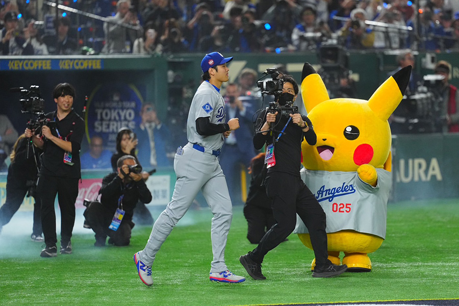 開幕戦のセレモニーに登場したドジャース・大谷翔平【写真：荒川祐史】