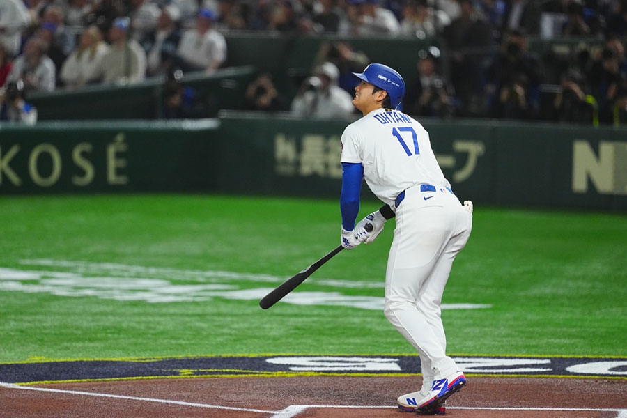 左飛に倒れたドジャース・大谷翔平【写真：荒川祐史】