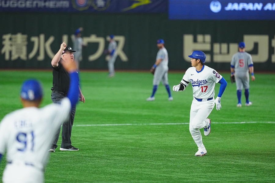 打球の行方を見守るドジャース・大谷翔平【写真：荒川祐史】