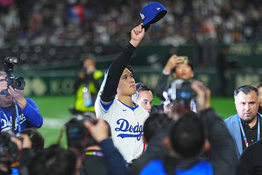 試合後にファンの声援に応えるドジャース・大谷翔平【写真：荒川祐史】