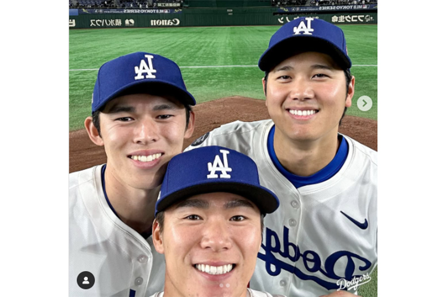 試合後に記念撮影するドジャース・大谷翔平、山本由伸、佐々木朗希（投稿をスクリーンショット）【写真提供：ドジャース】