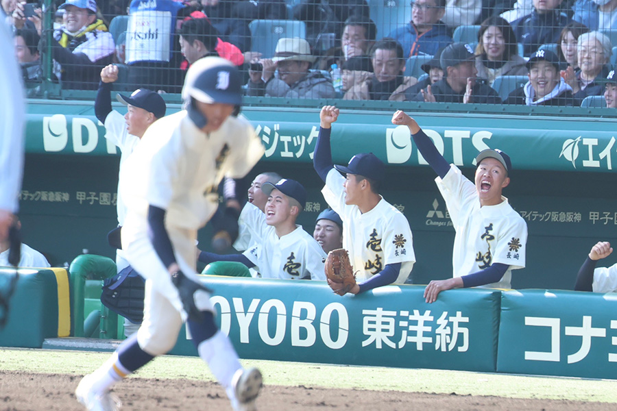 山口の先制打に喜ぶ壱岐ナイン【写真：加治屋友輝】