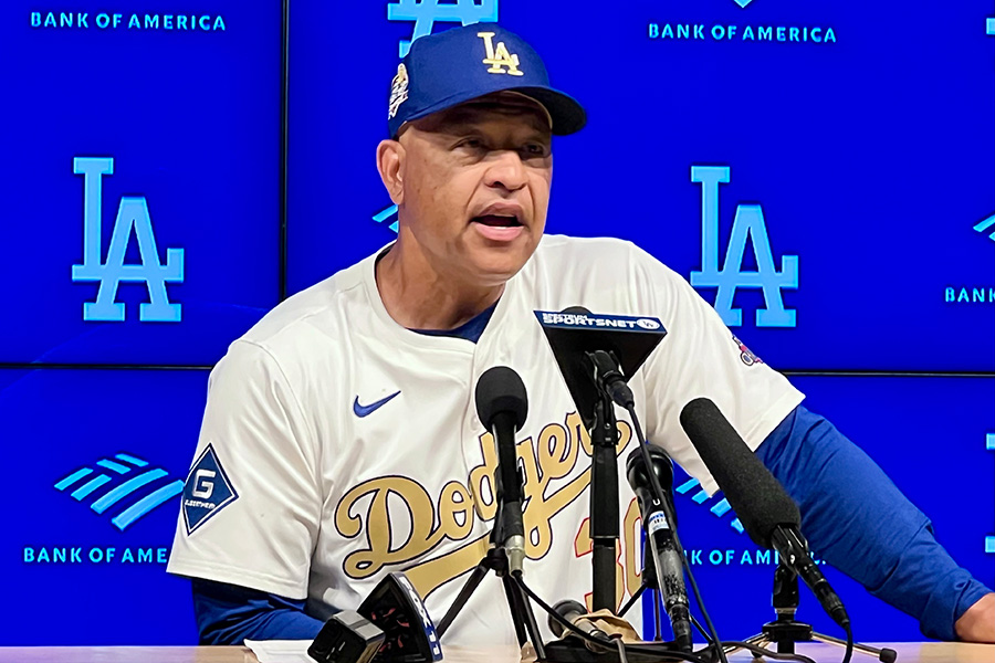 試合後の取材に応じたドジャースのデーブ・ロバーツ監督【写真：小谷真弥】